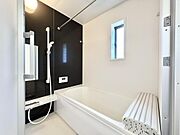（類似の仕様：1号棟）窓付きの浴室で換気がしやすいです♪浴室乾燥機もついていて洗濯物を干すのにも便利です◎