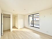 （類似の仕様：1号棟）バルコニーと繋がっている寝室です♪