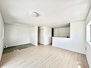 1号棟：お部屋が明るく見えるフローリングです♪