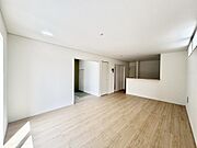 2号棟：お部屋が明るく見えるフローリングです♪