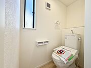 （類似の仕様）窓付きのトイレで換気がしやすいです♪トイレットペーパーや女性用品も収納できるスペースも◎