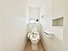 その他：（1号棟：類似の仕様）窓付きのトイレで換気がしやすいです♪トイレットペーパーや女性用品も収納できるスペースも◎