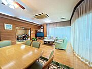 ダイニングから続き間の和室まで見渡せる、開放感あふれるLDK。天井埋込型エアコン採用で見た目もすっきり。和洋の調和が取れており、客間としてもリラックススペースとしても使い勝手が良いです。