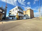南東側・幅員約8.8mの広々とした公道に面しており、陽当たりと開放感は良好。歩道も整備されており安全です。道路幅にゆとりがあるため、大型車の出し入れもスムーズに行えます。