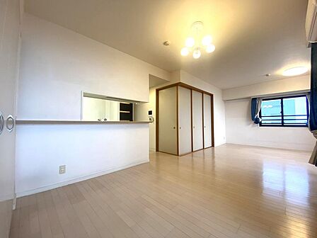 カウンターキッチンから見渡せる広々としたリビングダイニングですお料理中もご家族との会話が弾みます隣接する和室の引き戸を開放すればさらに一体感のあるダイナミックな大空間としてお使いいただけます