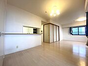 カウンターキッチンから見渡せる広々としたリビングダイニングですお料理中もご家族との会話が弾みます隣接する和室の引き戸を開放すればさらに一体感のあるダイナミックな大空間としてお使いいただけます