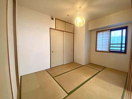 リビングに隣接した落ち着きある和室空間です押し入れ収納や天袋が備わっておりお布団や季節ものの片付けに重宝します障子窓から入る柔らかな光が心地よくお昼寝の場所やゲストルームとしても活躍します