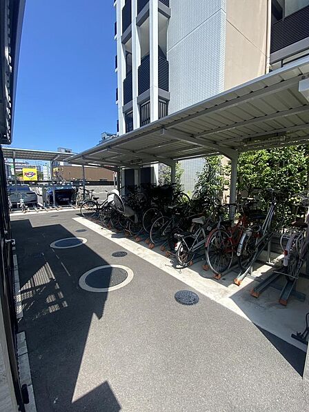 屋根付きの駐輪場スペースを完備しています。雨や直射日光から大切な自転車を守りやすいため安心して保管できます。整理されたラック式となっており毎日の通学や買い物時の出し入れもスムーズです。
