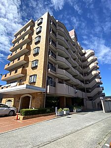 外観:地上9階建マンションの外観です。タイル貼りの外壁や植栽のあるアプローチが整えられています。東武宇都宮線南宇都宮駅まで徒歩11分の立地にあり、周辺は落ち着いた街並みが広がっている住環境となります。 外観:地上9階建マンションの外観です。タイル貼りの外壁や植栽のあるアプローチが整えられています。東武宇都宮線南宇都宮駅まで徒歩11分の立地にあり、周辺は落ち着いた街並みが広がっている住環境となります。