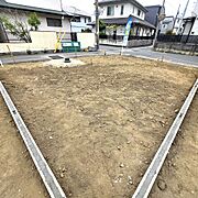 前面道路が約５．５ｍと広く、お車の出し入れが非常にスムーズな２方向角地！南側のセットバック部分（６．０８m2）は既に分筆登記・道路提供済みのため、すっきりとした綺麗な敷地形状です。