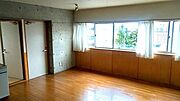 窓が大きく明るいリビングです♪