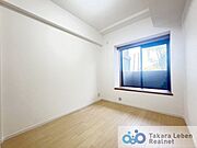 約4.8帖の洋室。リビングに隣接しており、客間として使えるのはもちろん、キッズルームとして幼少期の子育て空間としても活用できます。