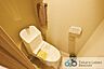 トイレ：ウォシュレット機能付きのトイレは壁掛けリモコンの上位グレードを採用。便座がスッキリした印象となり、限られた空間を広く見せる効果があります。