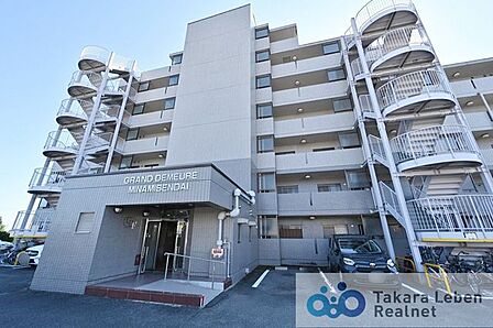 JR東北本線「南仙台」駅徒歩8分の立地です。周辺には薬局やスーパーが徒歩圏内にありお買い物にも便利です。