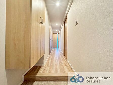 玄関からLDKへ、一直線の廊下が風の通り道。心地よい風が室内全体に広がる、通風良好な間取りです。