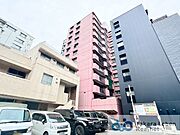 柔らかな印象で、周囲の街並みと調和する、シンプルで優しいデザインの外観です。