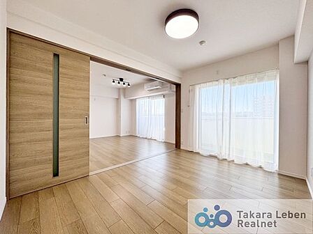 洋室約6.1帖：広々とした洋室。清々しい日の光をめいっぱい享受できる心地よい空間です。