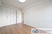 バルコニーに面した5.8帖の洋室