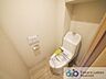 トイレ：ウォシュレット機能付きのトイレは壁掛けリモコンの上位グレードを採用。便座がスッキリした印象となり、限られた空間を広く見せる効果があります。