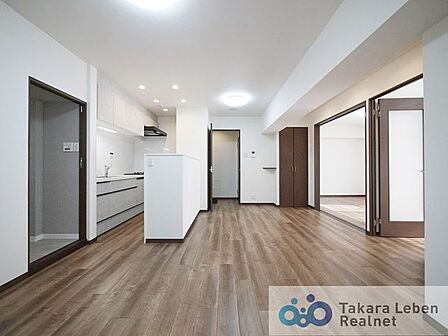 LDKから各居室へスムーズにアクセスできる間取りです。温かいコミュニケーションが生まれる空間設計。
