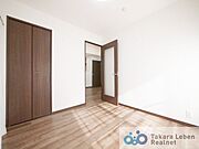 約6.0帖の洋室。主寝室としても使いやすい広さを確保。家具配置もしやすく、毎日の生活リズムを整えてくれる空間です。