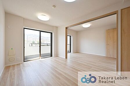 13.7帖のLDK。洋室の間仕切りを開放し2部屋繋げると、広々約19.0帖の大空間になります。