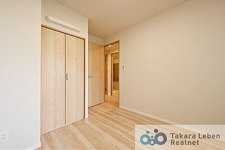 クローゼット完備の寝室は、住空間をすっきり保てる設計。日々の疲れを癒す、心地よいプライベート空間です。