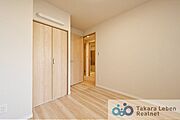 クローゼット完備の寝室は、住空間をすっきり保てる設計。日々の疲れを癒す、心地よいプライベート空間です。