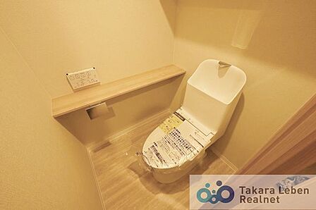 ウォシュレット機能付きのトイレは壁掛けリモコンの上位グレードを採用。便座がスッキリした印象となり、限られた空間を広く見せる効果があります。