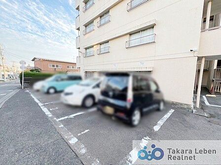 敷地内に平面駐車場を兼ね備えており、ご家族でのお車のご移動がスムーズに行えます。