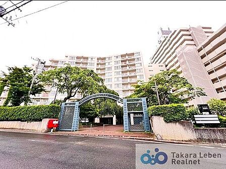 人気の大規模物件、総戸数7228戸。2階部分のお部屋は日当たり・眺望ともに良好♪周辺にはスーパーやコンビニもあり便利な立地です。