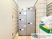 不在時の荷物の受け取りに便利な宅配ボックス。再配達依頼時の休日の時間の拘束から解放されます。