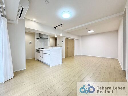 家族が自然と集まる、明るく開放感のあるリビング空間。大きな窓から差し込む陽光が室内をやさしく包み込み、毎日の暮らしに心地よい安らぎを与えてくれます。