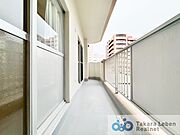 バルコニーには物干し金物を装備。リビング・ダイニングに面している為、空間の広がりを感じさせてくれるスペースとなっております。