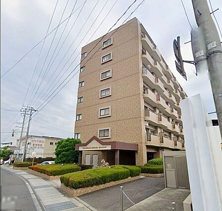 街並みに調和する端正なフォルムが印象的なマンション。主張しすぎない佇まいの中にも、洗練された存在感が感じられ、住まう方の誇りを静かに演出します。