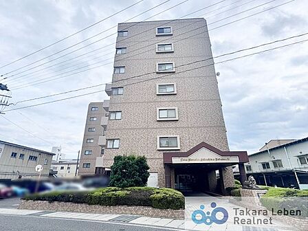 街並みに調和する端正なフォルムが印象的なマンション。主張しすぎない佇まいの中にも、洗練された存在感が感じられ、住まう方の誇りを静かに演出します。