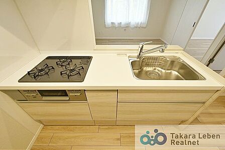 嬉しい3口コンロ。収納はスライド式の為、奥にしまい込んだ調理器具等の取り出しもスムーズに行えるため、調理がはかどりますね