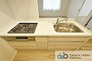 嬉しい3口コンロ。収納はスライド式の為、奥にしまい込んだ調理器具等の取り出しもスムーズに行えるため、調理がはかどりますね