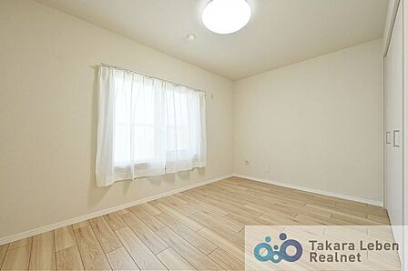 やわらかな採光が心地よい寝室。朝は自然光で気持ちよく目覚め、夜は落ち着いた時間を過ごせます。