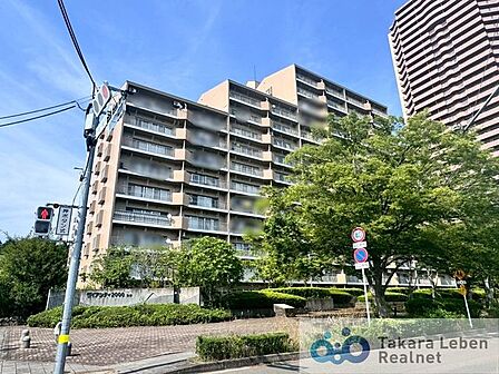 喧噪を離れた環境に佇む本マンションは、都市では得がたい開放感のあるお楽しみいただけます。