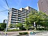 外観：喧噪を離れた環境に佇む本マンションは、都市では得がたい開放感のあるお楽しみいただけます。