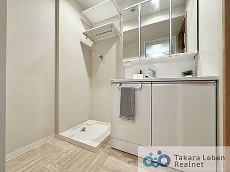気持ちの良い朝はキレイな洗面所から。鏡裏の収納でモノが出がちな洗面所もスッキリ片付きます。
