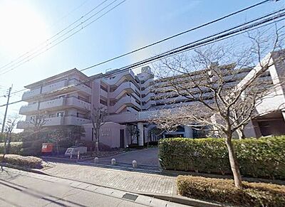 外観:日々の暮らしに彩りを与えてくれるよう整備された緑を配し、居住者様の暮らしを支えます。 外観:日々の暮らしに彩りを与えてくれるよう整備された緑を配し、居住者様の暮らしを支えます。