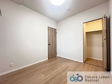 約5.0帖の洋室。リビングから離れているので、集中して作業するお部屋としての利用も良いですね。