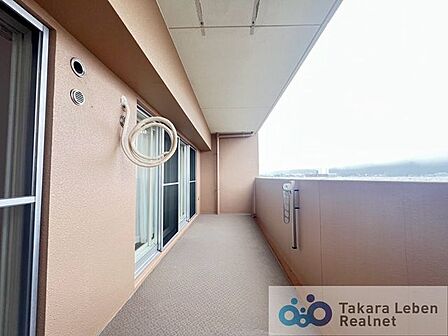バルコニーには物干し金物を装備。リビング・ダイニングに面している為、空間の広がりを感じさせてくれるスペースとなっております。