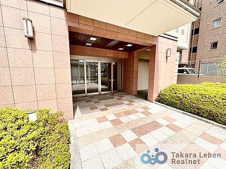 エントランス外部は、落ち着いた外観デザイン。エントランスのサイドには植栽を配し、緑の潤いにあふれたアプローチを実現。