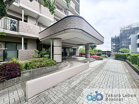 エントランスのサイドには植栽を配し、緑の潤いにあふれたアプローチを実現。