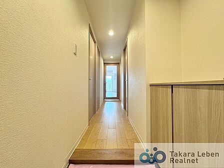 ナチュラルカラーの室内廊下、明るく開放感のある空間を演出します。
