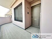 奥まったところに玄関ドアがあるので、共用廊下を通る方からお部屋の出入りを見られにくく安心。