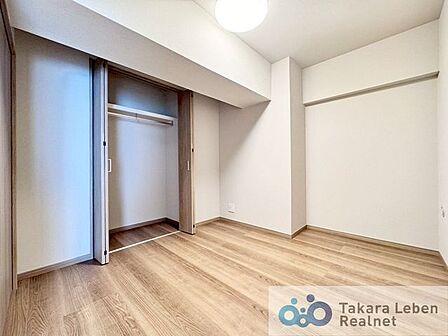 キッズルームとしても活用ができるお部屋です。散らかしても良いスペースがご両親の目の届く範囲にあると、お子さまも存分に遊べて嬉しいですね。